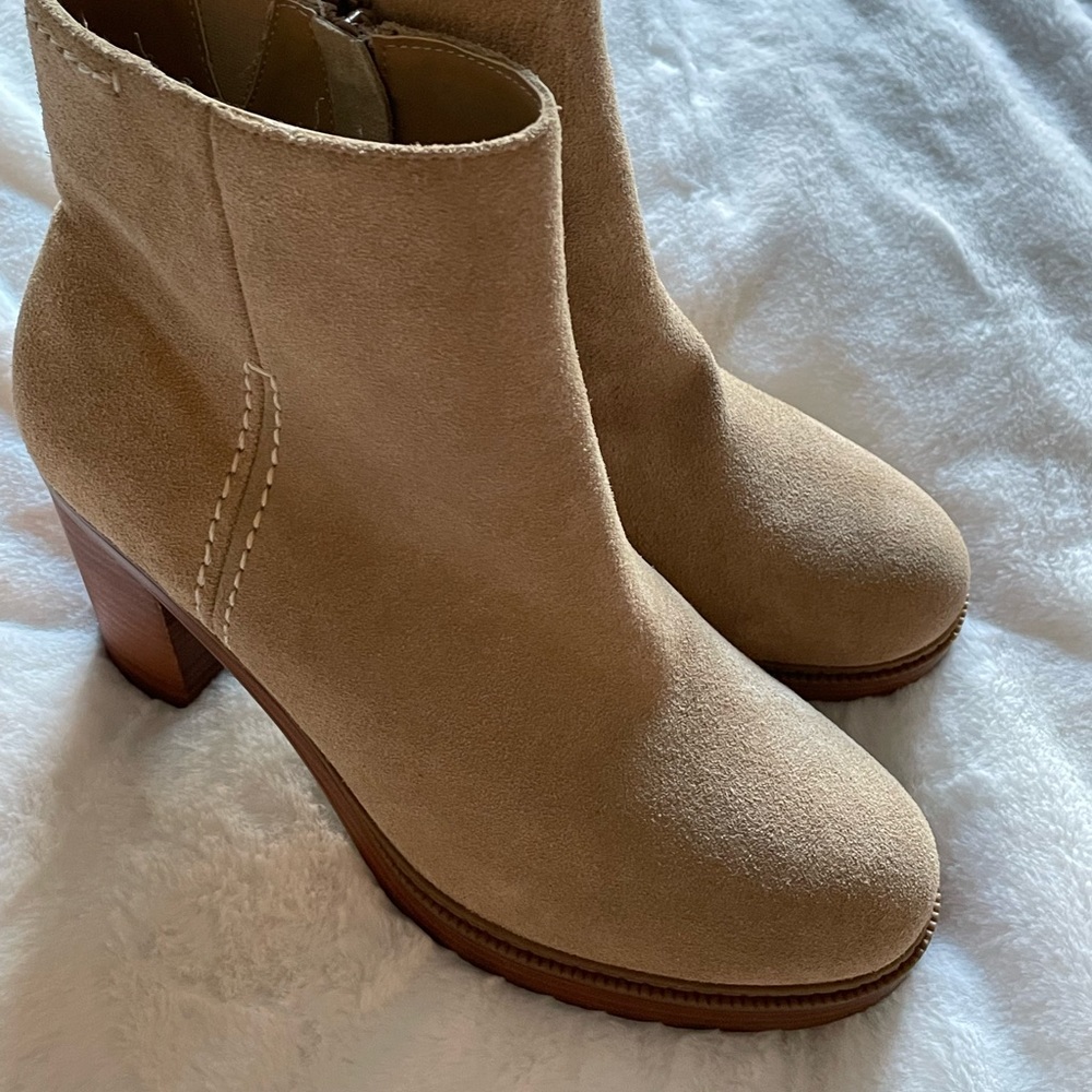 NWOT Crown Vintage tan suede boots